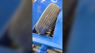 रबर रीसाइक्लिंग के लिए डबल शाफ्ट श्रेडर श्रेडिंग कार टायर