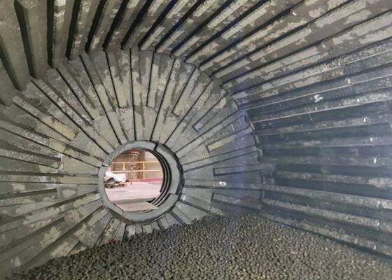 लंबे समय तक काम करने वाले जीवन और गर्मी से इलाज की गई सतह के साथ बॉल मिल के लिए उच्च घर्षण प्रतिरोधी रबर अस्तर
